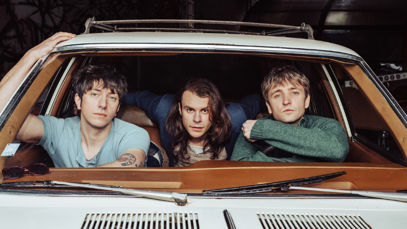 Los tres integrantes de Howlin' Jaws fotografiados en el interior de un automóvil.