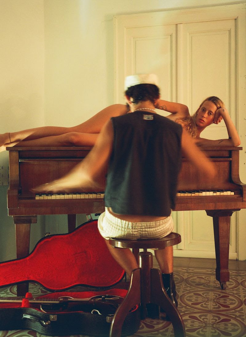 Zara Colombo en una fotografía promocional junto a un piano. Foto: Luca Massaro.